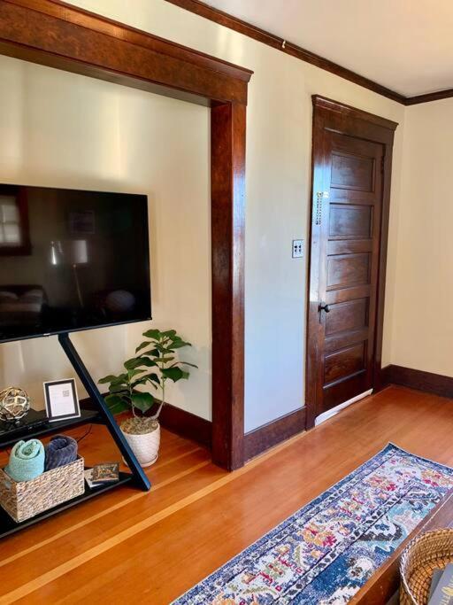 Historic Downtown Riverview Flat, No. 2 أستوريا المظهر الخارجي الصورة