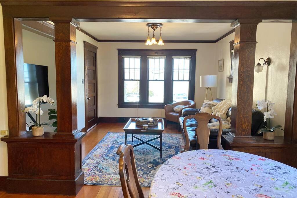 Historic Downtown Riverview Flat, No. 2 أستوريا المظهر الخارجي الصورة